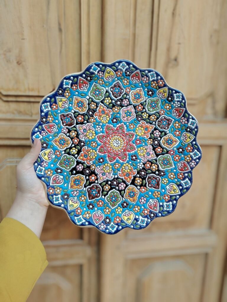 عروسک بافتنی پنگوئن کلاه‌دار (جاکلیدی)