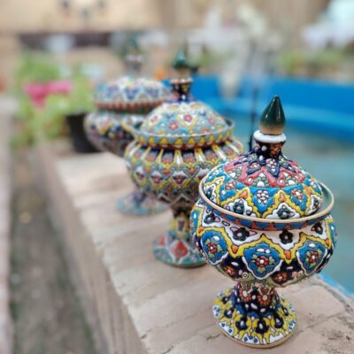 نقل‌خوری سفالی پایه‌دار میناکاری (سه سایز)