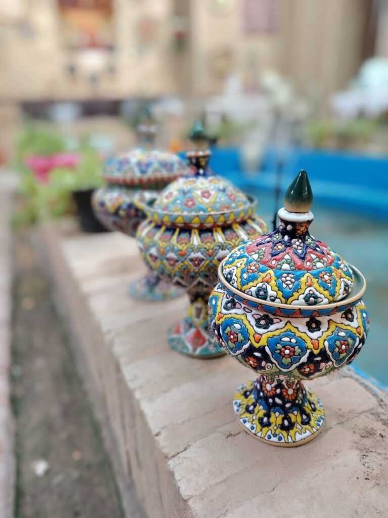 نقل‌خوری سفالی پایه‌دار میناکاری (سه سایز)