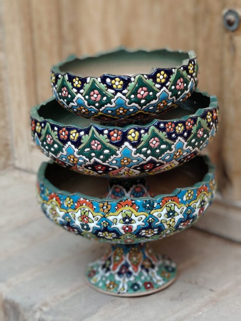 قندان سفالی میناکاری پایه‌دار (طرح گل ریز)