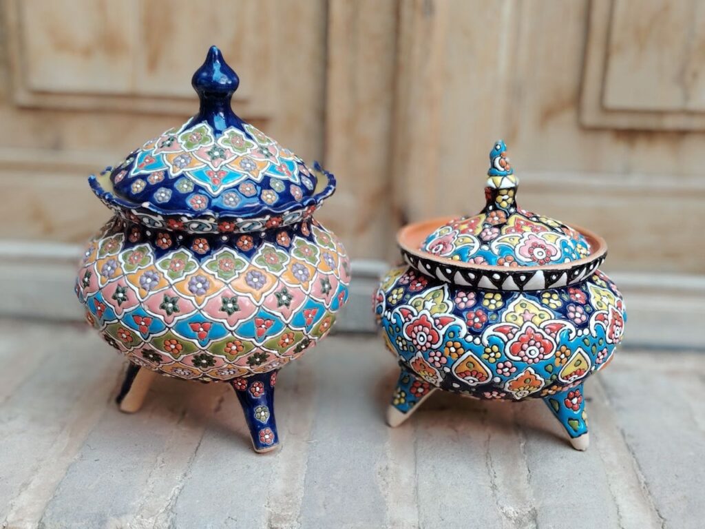 بشقاب تزئینی سفالی میناکاری طرح گل حاشیه‌دار (سایز بزرگ)
