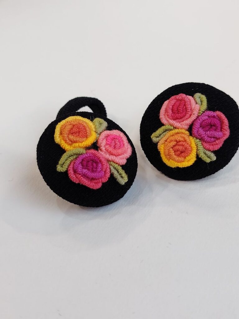 گیره سر گلدوزی طرح مثلثی گل رنگی